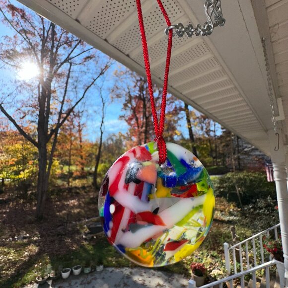 #9578 ROUND FUSED GLASS 2 1/4” ROUND MULTI COLOR ORNEMENT OR SUNCATCHER - Picture 5 of 8